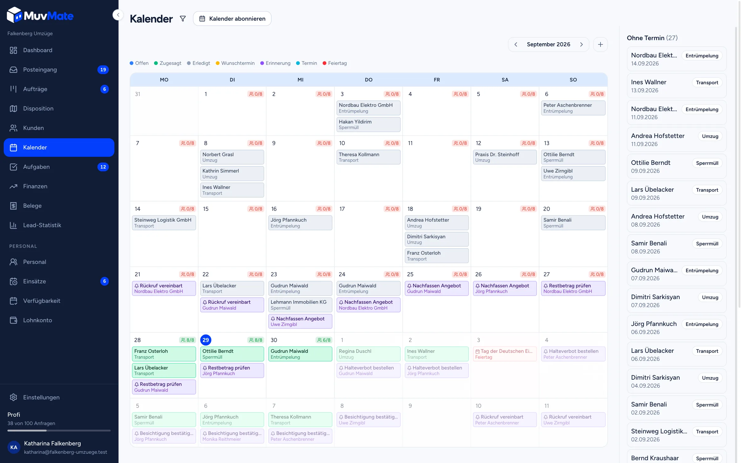 Kalender in MuvMate, Monatsansicht mit Aufträgen, Erinnerungen und Feiertag